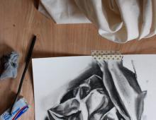Как рисовать складки на ткани углем